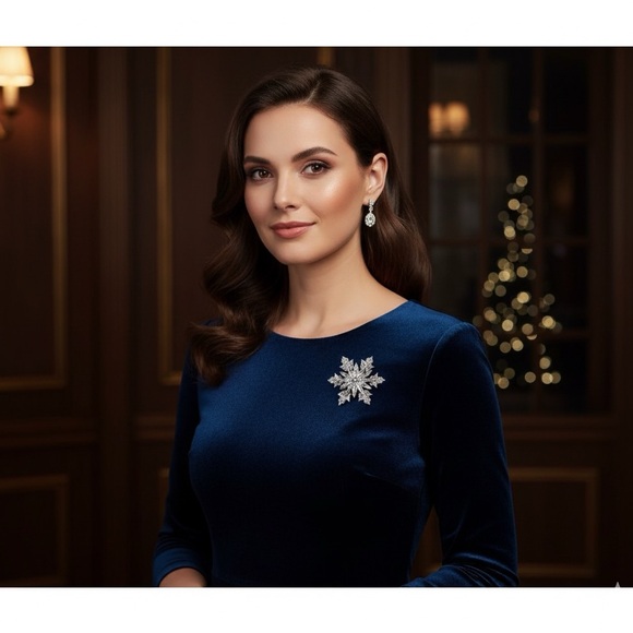 Vintage designed Silver Snowflake Brooch - Picture 3 of 3